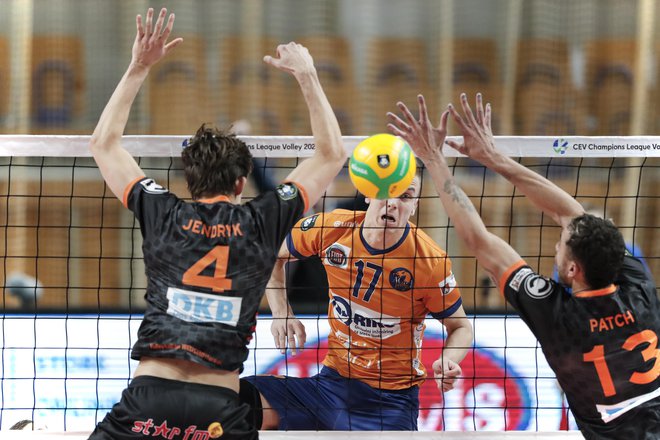 ACH Volley je z odbojkarskim velikanom Zenitom iz Kazana ves čas igral na robu rezultatske izenačenosti (in na robu mreže), na koncu pa za malenkost klonil. FOTO: Uroš Hočevar