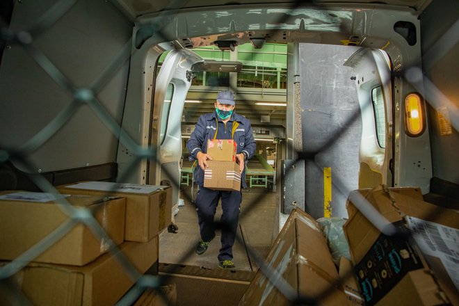 Dostavljavci paketnih pošiljk hitijo, prejemnike jezijo podaljšani dostavni časi. FOTO: Voranc Vogel/Delo