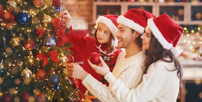 Kot vse kaže, bomo praznike pri nas preživeli v najožjem družinskem krogu. FOTO: Shutterstock