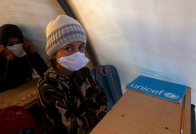 Otroci so med najbolj prizadetimi skupinami v pandemiji. FOTO: Aaref Watad/AFP