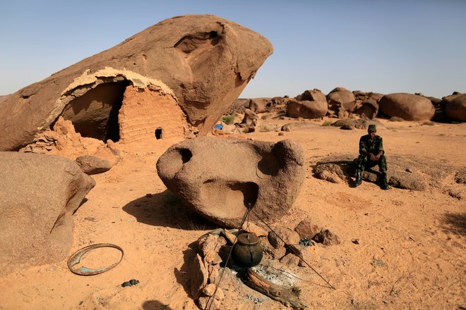 Pripadnik Fronte Polisario v Zahodni Sahari. FOTO: Zohra Bensemra/Reuters
