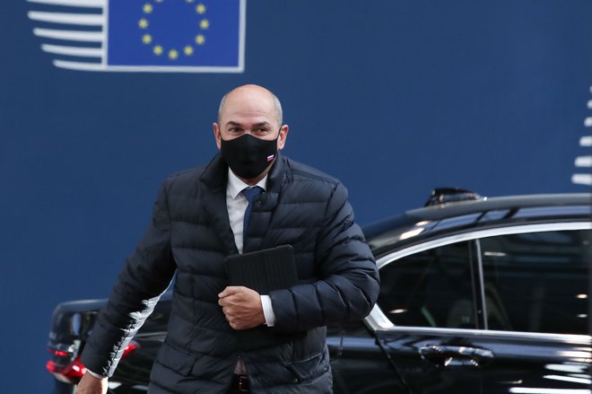 Premier Janez Janša ob prihodu na vrh EU, ki je trajal celo noč do dopoldanskih ur. FOTO: Yves Herman/AFP