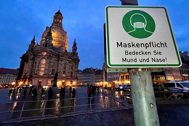 Znak v Dresdnu, da je nošenje mask obvezno. FOTO: Hannibal Hanschke/Reuters