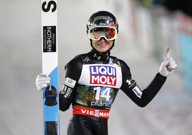 Anže Lanišek med posamično tekmo svetovnega prvenstva v Planici. FOTO: Matej Družnik/Delo