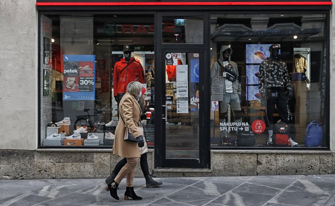 Zaprte trgovine z oblačili. FOTO: Blaž Samec/Delo