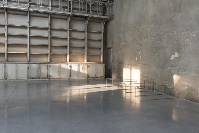 <em>Frame Series, Work No. 1 (III)</em>; inštalacija iz nerjavečega jekla je bila del samostojne razstave v Reaktorju na Dunaju, leta 2019. FOTO: Julia Gaisbacher