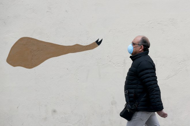 Slika iberskega pršuta, verjetno najbolj znanega kulinaričnega izdelka Španije in Portugalske, krasi tudi pročelje ene od hiš v Madridu. Foto: Susana Vera/Reuters