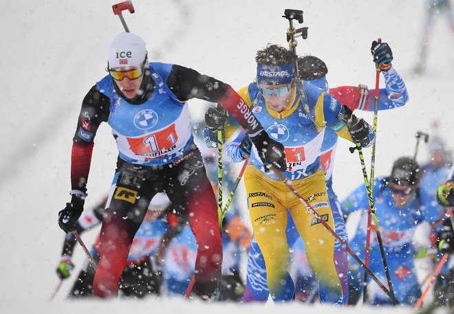 Peppe Femling (desno, ob njem Norvežan Sturla Holm Lægreid) je s švedskimi sotekmovalci proslavil zmago v Hochfilznu. FOTO: Joe Klamar/AFP