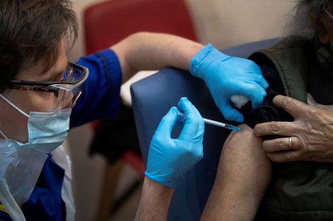 Finančni vlagatelji pričakujejo, da se bodo po začetku splošnega cepljenja starejših epidemijske razmere postopno umirile in ugodno vplivale na gospodarstvo. FOTO: Victoria Jones/Reuters