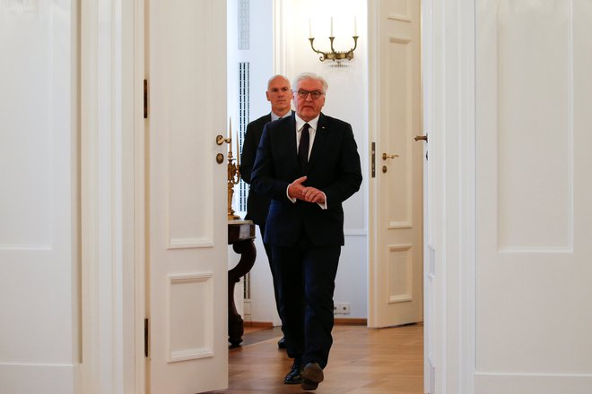 Nemški predsednik Frank-Walter Steinmeier je pred začetkom ponovnega zaprtja javnega življenja zaradi koronavirusa poskušal opogumiti prebivalstvo. FOTO: Axel Schmidt/Reuters