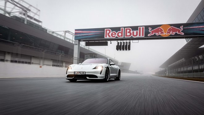 Od ene informacije med vožnjo do aktiviranja vseh sil in čutil – to je glavna razlika v izkušnji med vožnjama v simulatorju in na resnični progi. FOTO: Porsche Center Ljubljana