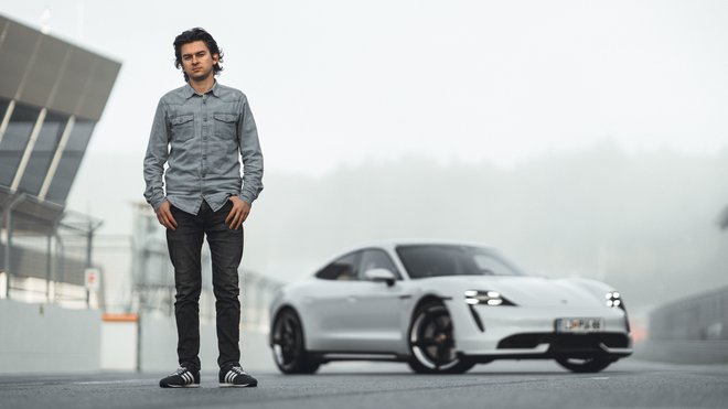 Luka Zavišič je eden izmed najboljših slovenskih voznikov v igri Gran Turismo Sport. Je pa tudi predan glasbenik, ki študira jazz klavir. FOTO:&nbsp;Porsche Center Ljubljana