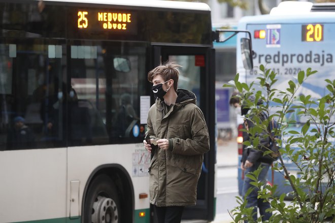 Potniki bodo na avtobus vstopali posamično, obvezno bo razkuževanje rok z razkužilom, nameščenim pri vhodu. FOTO: Leon Vidic/Delo