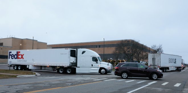 Tovornjak s cepivom zapušča Pfizerjevo tovarno v michiganskem Portageu.&nbsp;Foto Rebecca Cook/Reuters