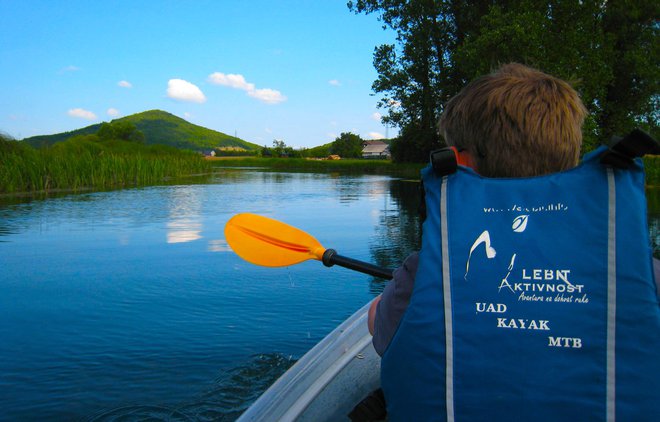 Najvišji od teh gričev, ob katerih plujemo, se imenuje Prozornina.&nbsp; FOTO: Aleš Nosan