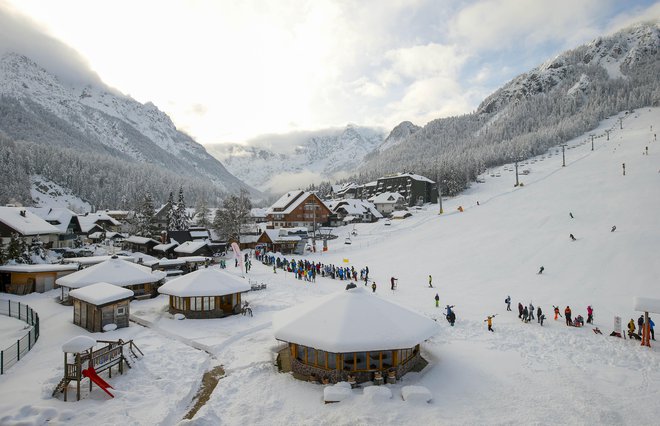 Že ob prvem smučarskem koncu tedna se je pred edino delujočo sedežnico Kekec kljub zaprtim občinskim mejam vila vrsta smučarjev. FOTO: Matej Družnik