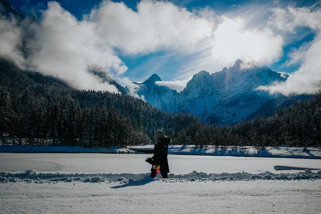 V teh dneh ob zasneženi Jasni duha dvigujeta sprehod in zrenje proti Zlatorogovemu kraljestvu v tišini, ki ji morebiti že kmalu ne bo več mogoče prisluhniti. FOTO: Matej Družnik