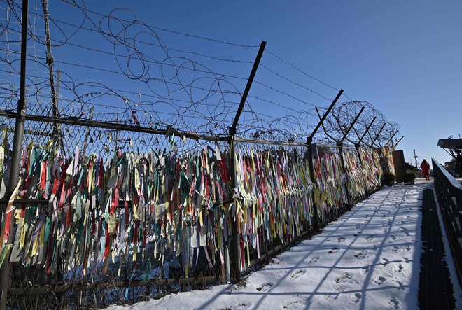 Meja med Južno in Severno Korejo je strogo varovana. FOTO: Džung Jeon Dže/AFP
