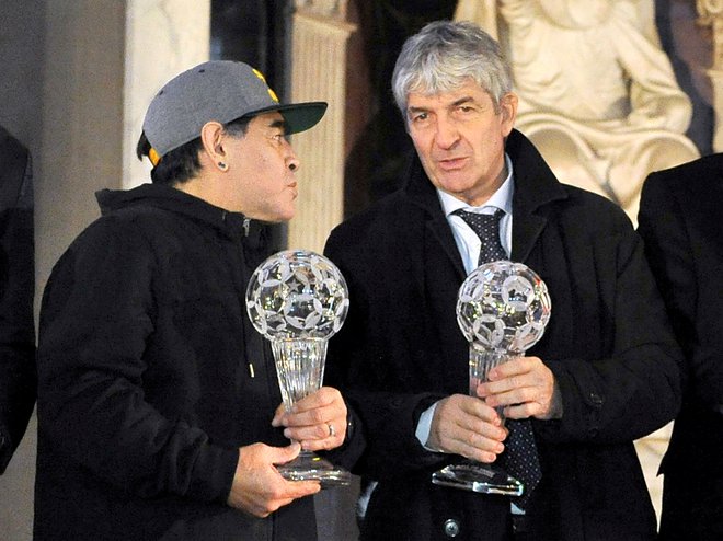 Nedavno preminula velika junaka svetovnih nogometnih prvenstev Argentinec Diego Maradona in Italijan Paolo Rossi sta leta 2017 prišla v hišo slavnih italijanskega nogometa, v najboljši enajsterici v zgodovini pa je le Argentinec. FOTO: Jennifer Lorenzini/Reuters