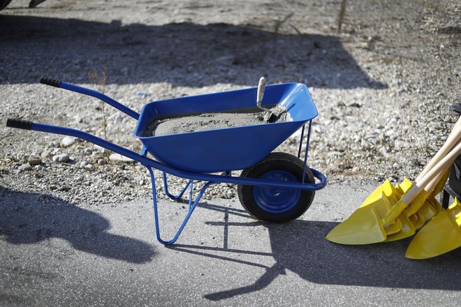 Vrednost gradbenih del, opravljenih v prvih desetih mesecih letos, je za 2,1 odsttotka nižja od vrednosti gradbenih del, opravljenih v istem obdobju prejšnjega leta. FOTO: Leon Vidic/Delo