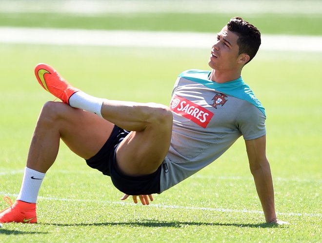 Cristiano Ronaldo je prava zver, pravijo vsi soigralci in tisti, ki ga poznajo ter opisujejo, kako zavzeto in s kakšno vnemo se Portugalec loteva treningov. FOTO: AFP