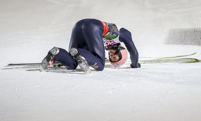 Karl Geiger je po velikem podvigu na letalnici bratov Gorišek poljubil planiški sneg. FOTO: Matej Družnik