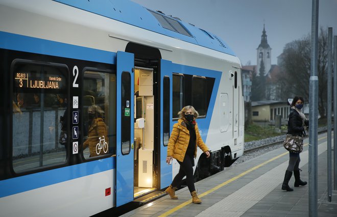 Prvi od petih novih dizelsko-motornih stadlerjev je odpeljal iz Kamnika. FOTO: Jože Suhadolnik/Delo