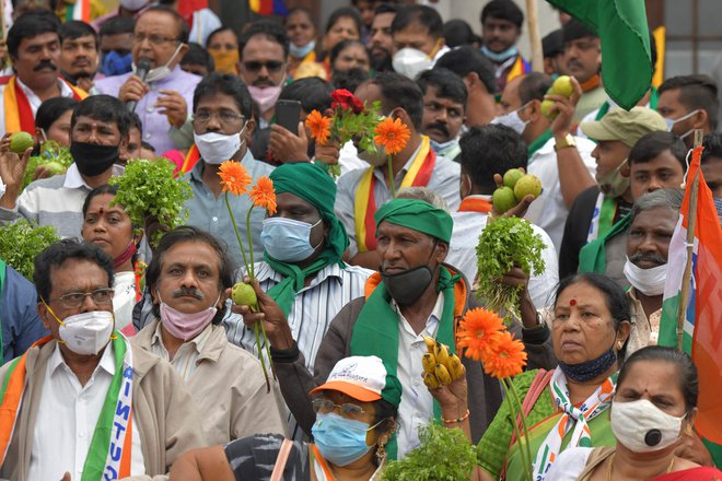 Več sto tisoč kmetov že tri tedne blokira pet glavnih prometnic, ki vodijo proti New Delhiju. FOTO:&nbsp;Manjunath Kiran/AFP