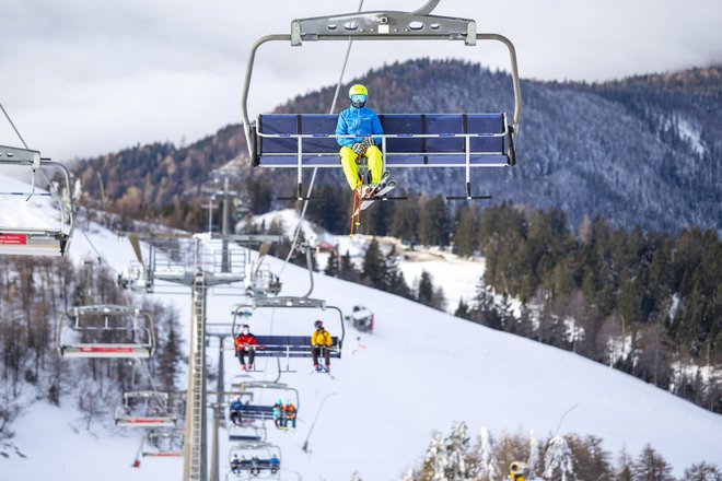 Sproščanje ukrepov med občinami je prineslo tudi smučarje na Krvavec. FOTO: Voranc Vogel/Delo