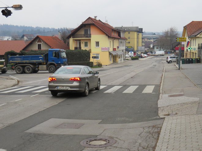 Križišče Adamičeve in Ljubljanske ceste nameravajo semaforizirati. FOTO: Bojan Rajšek/Delo<br />
&nbsp;