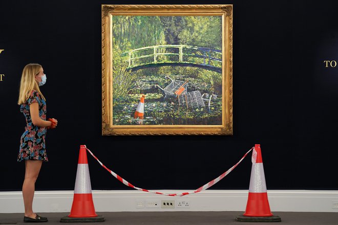 Nekatera dela, kot je Banksyjeva ekološka reinterpretacija Monetove slike, se odlično tržijo, vendar se prodajne galerije letos spoprijemajo z velikimi težavami. FOTO Reuters