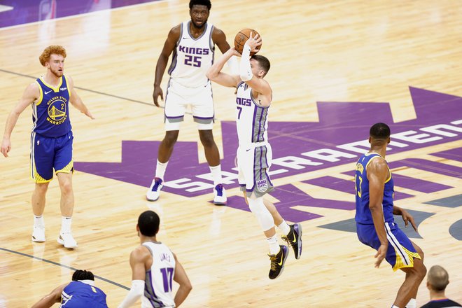 Kyle Guy je takole z metom za tri točke prinesel zmago Sacramentu. FOTO: Ezra Shaw/AFP