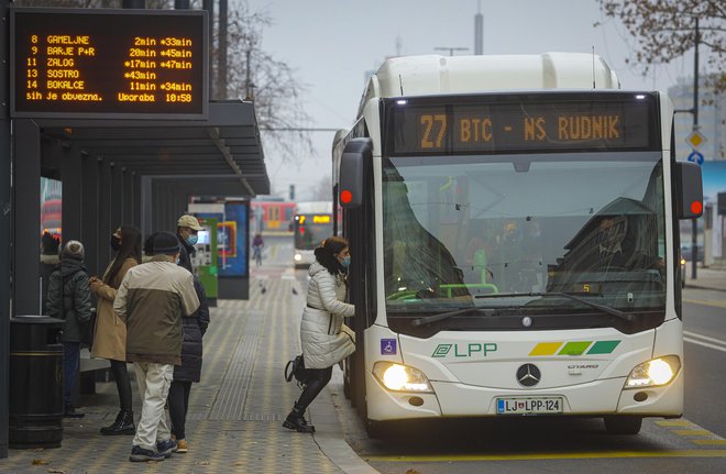 Do 23. decembra je od včeraj v omejenem obsegu sproščen javni potniški promet. FOTO: Jože Suhadolnik/Delo