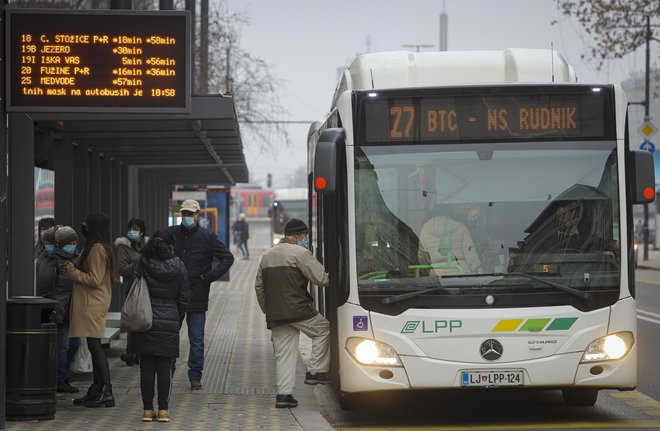 Ob sprostitvi javnega prometa vozi 99 mestnih avtobusov Ljubljanskega potniškega prometa. FOTO: Jože Suhadolnik/Delo