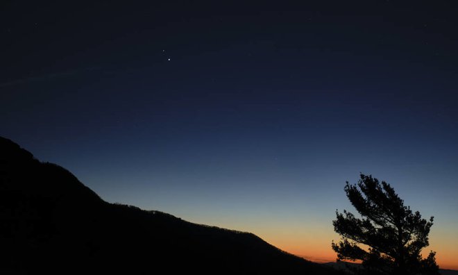 Saturn (na vrhu, manjša pika) in Jupiter (spodaj). FOTO: Nasa/Bill Ingalls&nbsp;