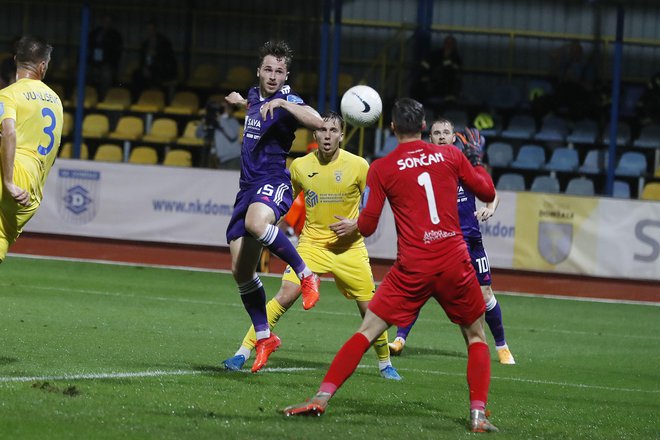 Prvi gol v sezoni in prvega v mariborskem dresu je Jan Repas dosegel prav proti svojim Domžalam. Poudaril pa je, da bi bila jesen še boljša, če bi zabil še kakšen gol več. FOTO: Leon Vidic/Delo