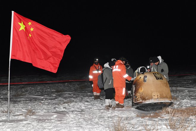 Kitajski znanstveniki so ob kapsuli Chang&#39;e 5 razvili kitajsko zastavo. FOTO:&nbsp;China Daily/Reuters