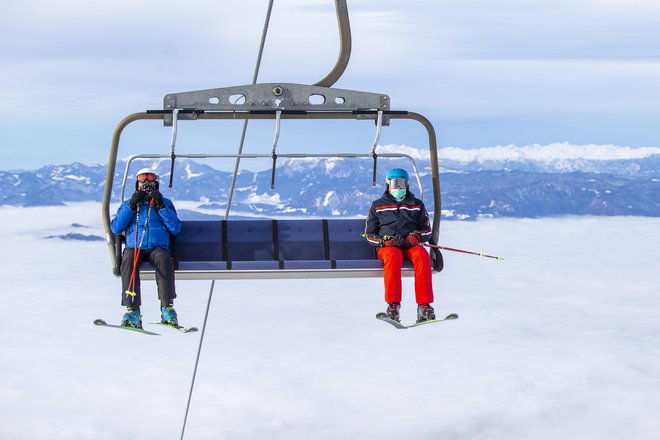 Zamašen nos, kašelj, draženje in bolečine v žrelu so običajni znaki prehlada, vročina in bolečine v mišicah lahko nakazujejo okužbo z virusom gripe, pri obeh stanjih se lahko pojavijo tudi drugi znaki, ki jih vrednoti zdravnik. FOTO: Voranc Vogel/Delo