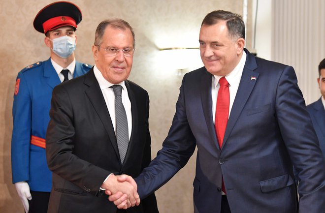 Ruskega zunanjega ministra Sergeja Lavrova je v Bosni in Hercegovini tako toplo sprejel Milorad Dodik. FOTO: Elvis Barukčić/AFP