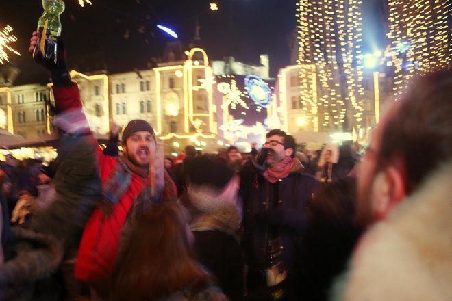 Marsikatera službena zabava se je v preteklih letih sklenila z obiskom stojnic v središču Ljubljane. Tega letos ne bomo videli. FOTO: Uroš Hočevar/Delo