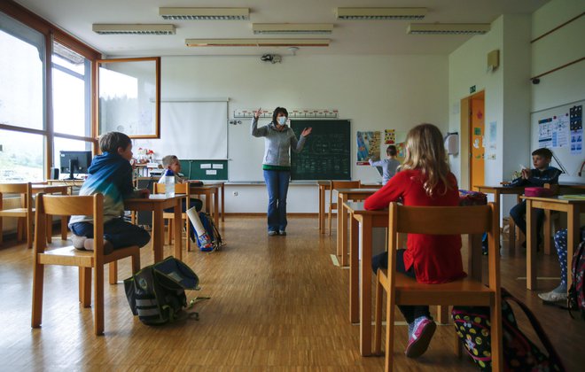V šoli učitelji precej lažje zaznajo, kdo spremlja pouk, kakor pa med videokonferenco. FOTO: Matej Družnik/Delo