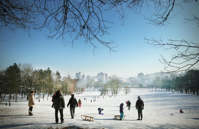 Ali se bo za božične in novoletne praznike v ljubljanskem Tivoliju mogoče znova sankati, vremenoslovci z gotovostjo še ne morejo napovedati. FOTO: Jure Eržen/Delo