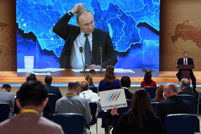 Na tradicionalno tiskovno konferenco ruskega predsednika Vladimirja Putina se je letos tudi zaradi pandemije akreditiralo &raquo;zgolj&laquo; 774 novinarjev; lani so dosegli rekord s prijavljenimi 1895 poročevalci. Foto: Natalija Kolesnikova/AFP