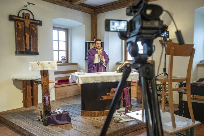 Bogoslužja bodo spet lahko potekala v cerkvah, seveda ob upoštevanju veljavnih ukrepov. FOTO: Voranc Vogel/Delo