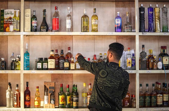 Z alkoholom in antidepresivi si ljudje prizadevajo pogasiti in zmanjšati negativna dejstva čisto konkretnih frustracij, ki zadevajo vsakega posameznika. FOTO: Aymen Henna/AFP