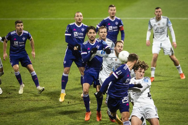 Mariborsko-soboški dvoboj je bil enakovreden, a so vijolični znali izkoristi svoje priložnosti in premagali črno-bele, vodilne po prvi četrtini prvenstva. FOTO: Jure Banfi/Sobotainfo