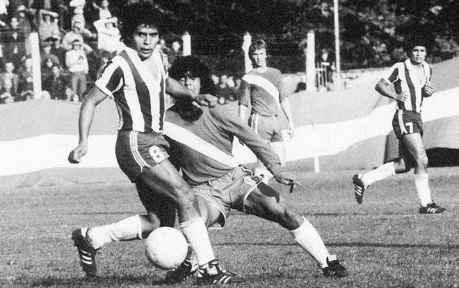 Maradona je tekmecu &quot;prodal tunel&quot; že v svoji krstni tekmi v argentinskem prvenstvu, 20. oktobra 1976. FOTO: Humberto Speranza/El Grafico