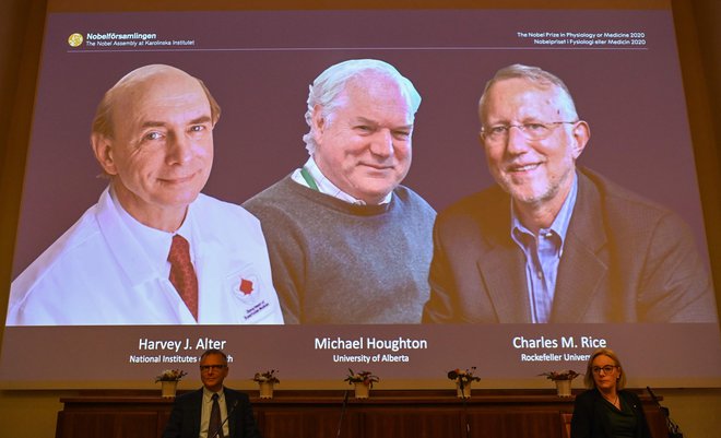 Harvey J. Alter, Michael Houghton in Charles M. Rice, letošnji dobitniki Nobelove nagrade za medicino, zaslužni za odkritje virusa hepatitisa C. FOTO: Jonathan Nackstrand/AFP