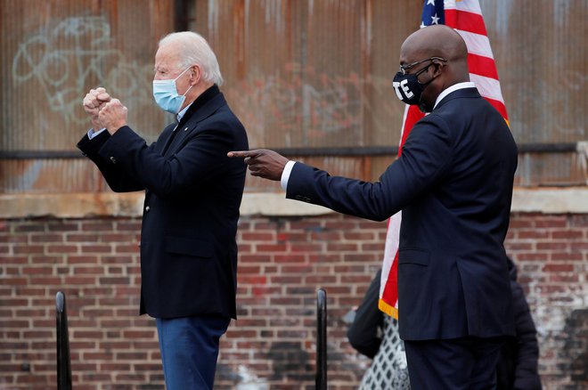 Joe Biden je veliko bolj kot v tovarniških mestih zmagoval v univerzitetnih. FOTO: Mike Segar/Reuters