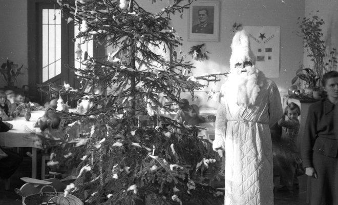 Obisk dedka Mraza med šolarji, domnevno v Murski Soboti med 26. in 31. decembrom 1953 Foto Jože Kološa - Kološ, hrani Pomurski muzej Murska Sobota